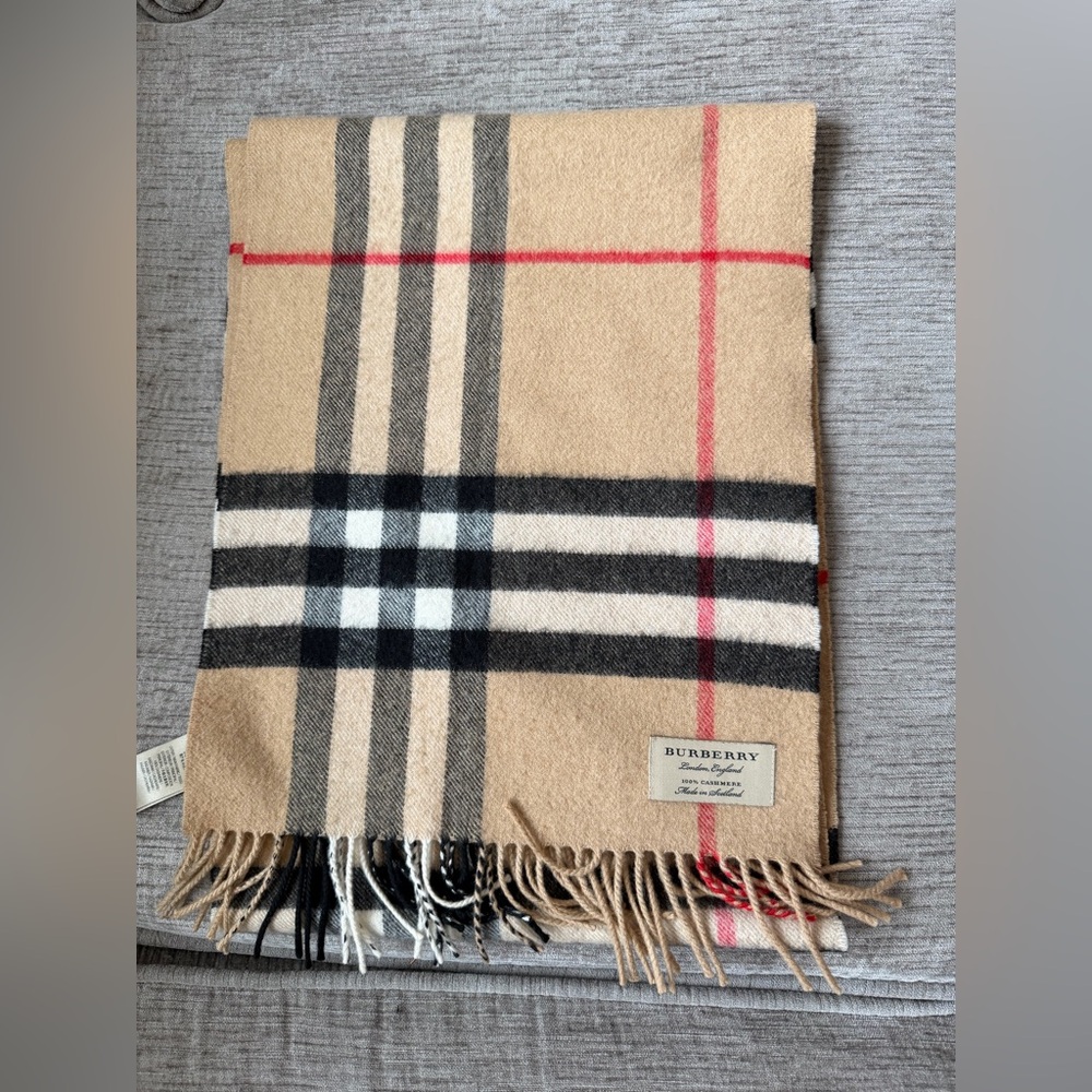 Burberry AUTHENTIC Beige and Black Checkered cashmere Scarf⭐️ - Picture 12 of 16